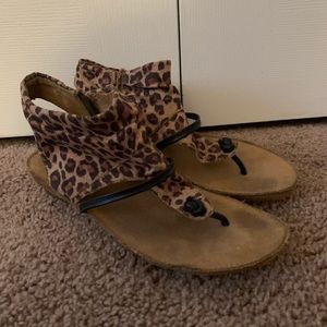 Aerosoles ankle strap leopard print sandals 8M.